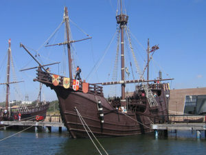Muelle de las Carabelas en Huelva.