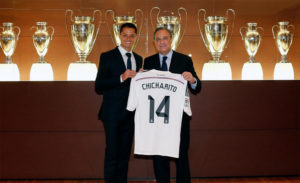 Florentino Pérez le entregó su camiseta a 'Chicharrito'. / Foto: www.realmadrid.com