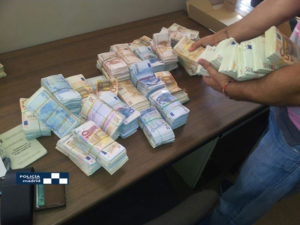 La Policía encontró miles de euros en el maletero del detenido.