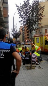 Una de las personas heridas por el detenida es atendida por los servicios sanitarios. / Foto: Europa Press.