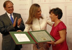 La Reina entrega el galardón a Carmen del Riego en presencia del presidente del Senado. / Foto: Casa Real