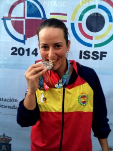 Fátima Gálvez, feliz con su medalla. / Foto: Federación Española de Tiro.