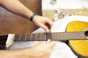 En Toledo puede visitarse una empresa dedicada a producir guitarras. / Foto: www.turismoindustrial.es