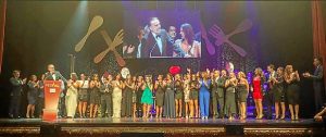 El equipo de 'La Tarde' recogió en Vitoria el premio que le otorgó el Festival de Televisión. / Un momento del programa. / Foto: Facebook 'La Tarde aquí y ahora'.