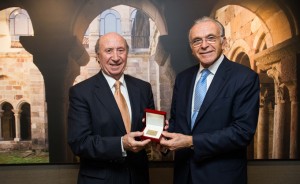 Isidoro Fainé recibiendo la medalla