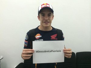 El piloto Marc Márquez sostiene un cartel con el hashtag de la campaña.