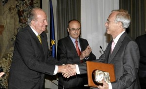 Don Juan Carlos hace entrega del Premio de Economía Rey Juan Carlos a Agustín Maravall. / Foto: Casa Real / Borja Fotógrafos.