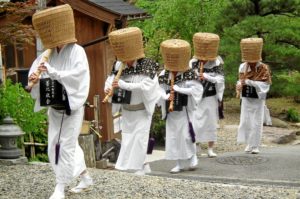 Monjes tocando el shakuhachi.