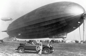 Graf Zeppelin junto a un automóvil Packard 1929. / http://www.mission4today.com