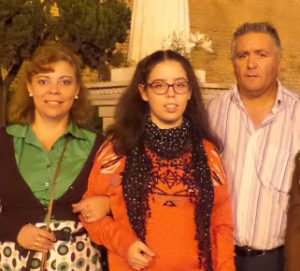 Ana María Rodríguez junto a sus padres el pasado 31 de octubre.