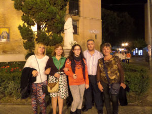 La familia Rodríguez Casado frente a la estatua dedicada a Santa Ángela de la Cruz, en Sevilla.