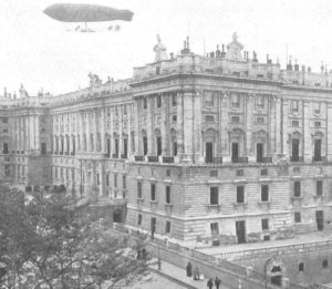 Dirigible España sobre el Palacio de Oriente (Madrid). /  http://lacorrientedelgolfo.wordpress.com