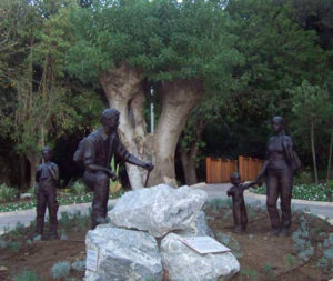 Escultura homenaje al Día de la Mochila en Ceuta. / http://www.ceutaturistica.com