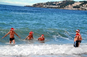 Celebración navideña con un baño en el agua del mar en Almuñecar. / http://www.almunecar.info