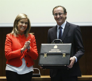 Mato entrega a Alonso la cartera de Sanidad. / Foto: Europa Press.