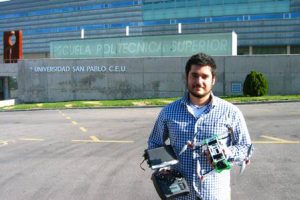 Eduardo Chamorro ha creado un ‘dron plegable’. / Foto: Universidad CEU San Pablo.