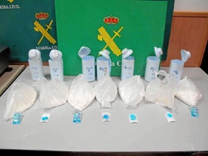 Escondían en la maleta varios frascos de polvos de talco con cocaína.