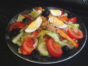 Una ensalada antes de una comida copiosa evitará que nos atiborremos.