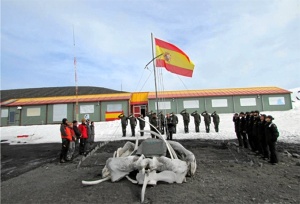 Izado de la bandera en la base Gabriel de Castilla. / http://www.ejercito.mde.es