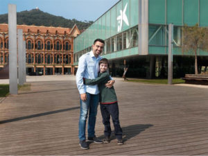 El jugador Xavi Hernández junto a un niño con Síndrome de Down. / Foto: Fundación La Caixa.