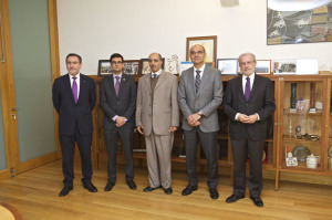 Los rectores de las cinco universidades tras la firma del convenio.