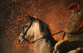 La noche del 16 de enero el fuego purifica a jinetes y caballos. / Foto: www.turismoavila.com