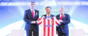 Miguel Ángel Gil, Wang Jianlin y Enrique Cerezo. / Foto: www.clubatleticodemadrid.com