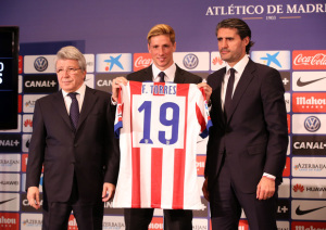 Fernando Torres sostiene su nueva camiseta. / Foto: www.clubatleticodemadrid.com