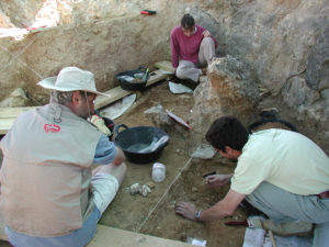 Los paleontólogos buscan restos de neandertales. / Foto: Museo Arqueológico Regional.