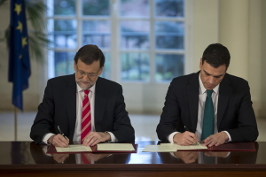 Mariano Rajoy y Pedro Sánchez rubrican el acuerdo.