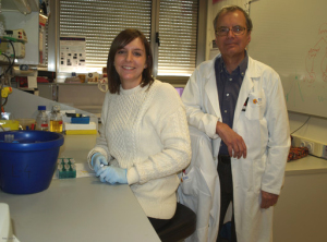 Lara Cantarero y Pedro Lazo, dos de los autores del artículo sobre la proteína VRK1./ DiCYT.
