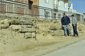 El muro pertenecería al anfiteatro romano de esta ciudad jiennense. / Foto: Europa Press / Arqvipo