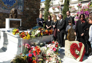 Los familiares y amigos de Paco depositan flores en su tumba. / Foto: Ayuntamiento de Algeciras.