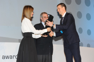 Eduardo Jauregui recibe de manos de la Reina Letizia el Premio Telefónica.