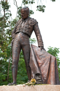 La escultura dedicada al torero Manolo Vázquez se encuentra frente a la Maestranza.