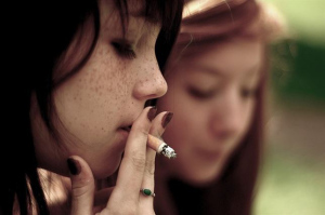 Una joven fumando. / Foto: Valentin Ottone / Flickr