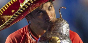 David Ferrer besa su trofeo con un sombrero mexicano. / Foto: Twitter.