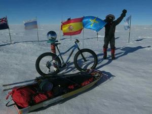 Juan Menéndez Granados se convierte en la primera persona en llegar al Polo Sur en bicicleta. 