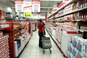 Una mujer hace la compra en un supermercado. / Foto: Europa Press / Eroski