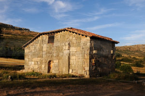 Iglesia de Santa María de Lara en Quintanilla de las Viñas. / http://fotomilk.com