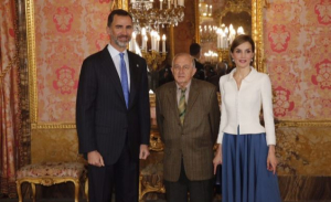 Sus Majestades los Reyes junto al Premio de Literatura "Miguel de Cervantes", Juan Goytisolo. 