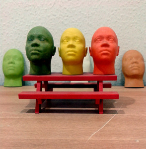Cabezas de colores hechas con impresión 3D. 