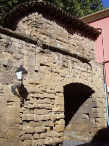 El recorrido hace parada en el Arco de Revellín.