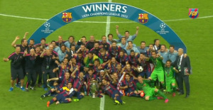 Los campeones posan con la Copa. / Imagen: FC Barcelona