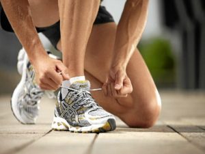 Colocarnos las zapatillas deportivas e irnos a andar es el primer paso para comenzar una rutina deportiva que mejore progresivamente.