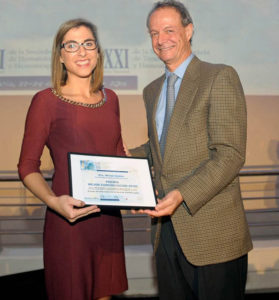 La profesora de la CEU-UCH Mariam Ibáñez recibe el premio de manos de José María Moraleda, presidente de la FEHH