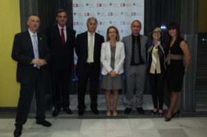 Los investigadores de la Fundación García Cugat-CEU Joaquín Sopena. Ramón Cugat, José María Carrillo, Montserrat García Balletbó y Mónica Rubio, junto al decano Santiago Vega y la rectora de la CEU-UCH, Rosa Visiedo.