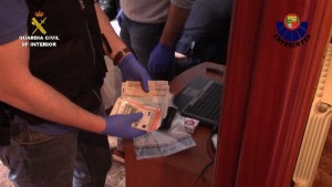 Una docena de personas ha sido detenidas en la operación.