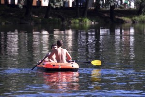 Miles de personas acuden a bañarse en el Valle del Jerte.