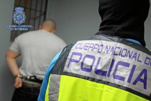 Un agente custodia al detenido.